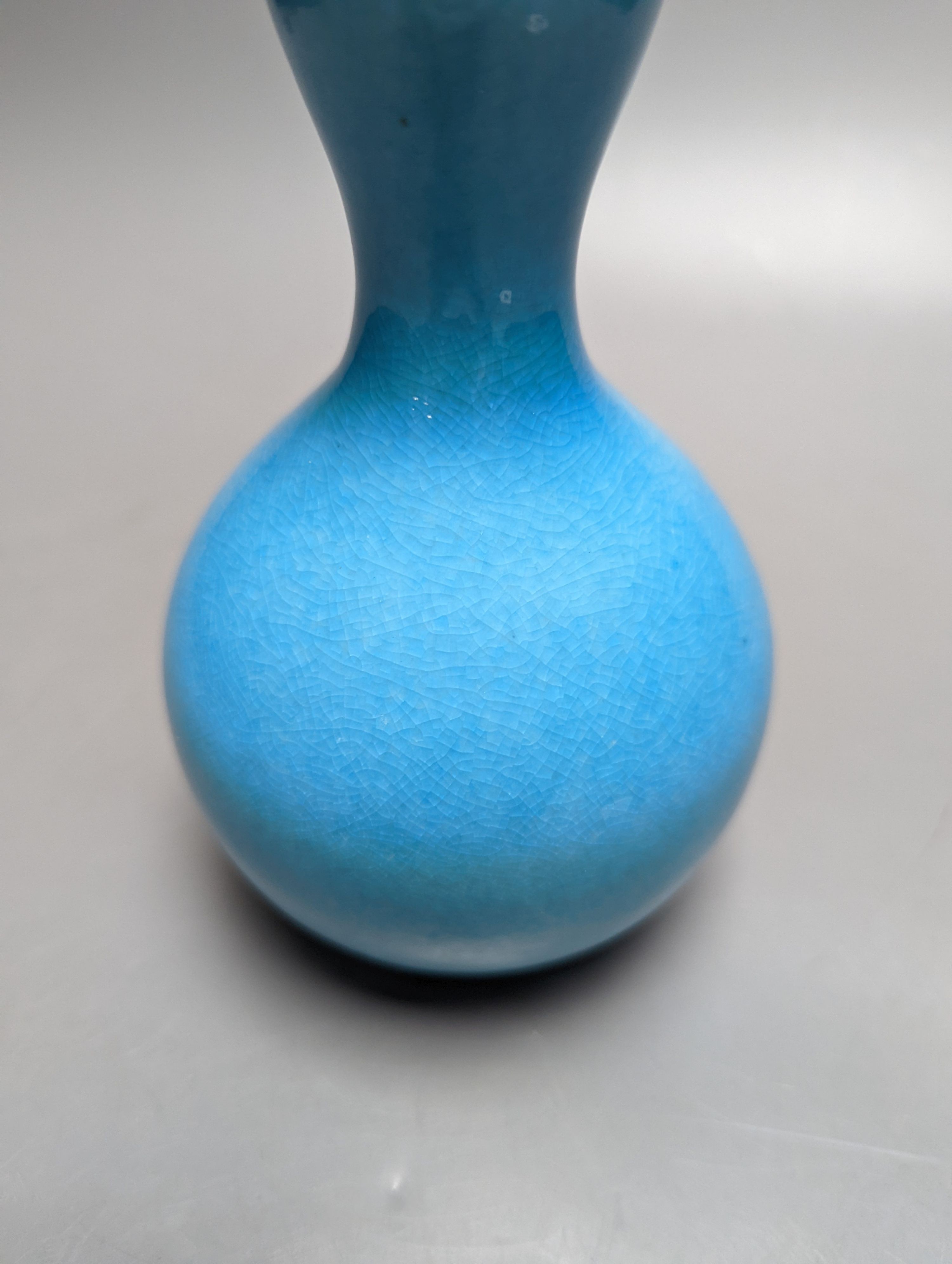 A Chinese turquoise crackle glazed double gourd vase 19cm